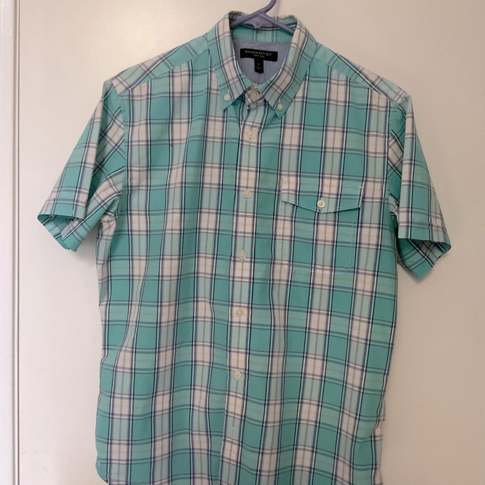 Banana Republic soft wash plaid short sleeve shirt. Size medium.